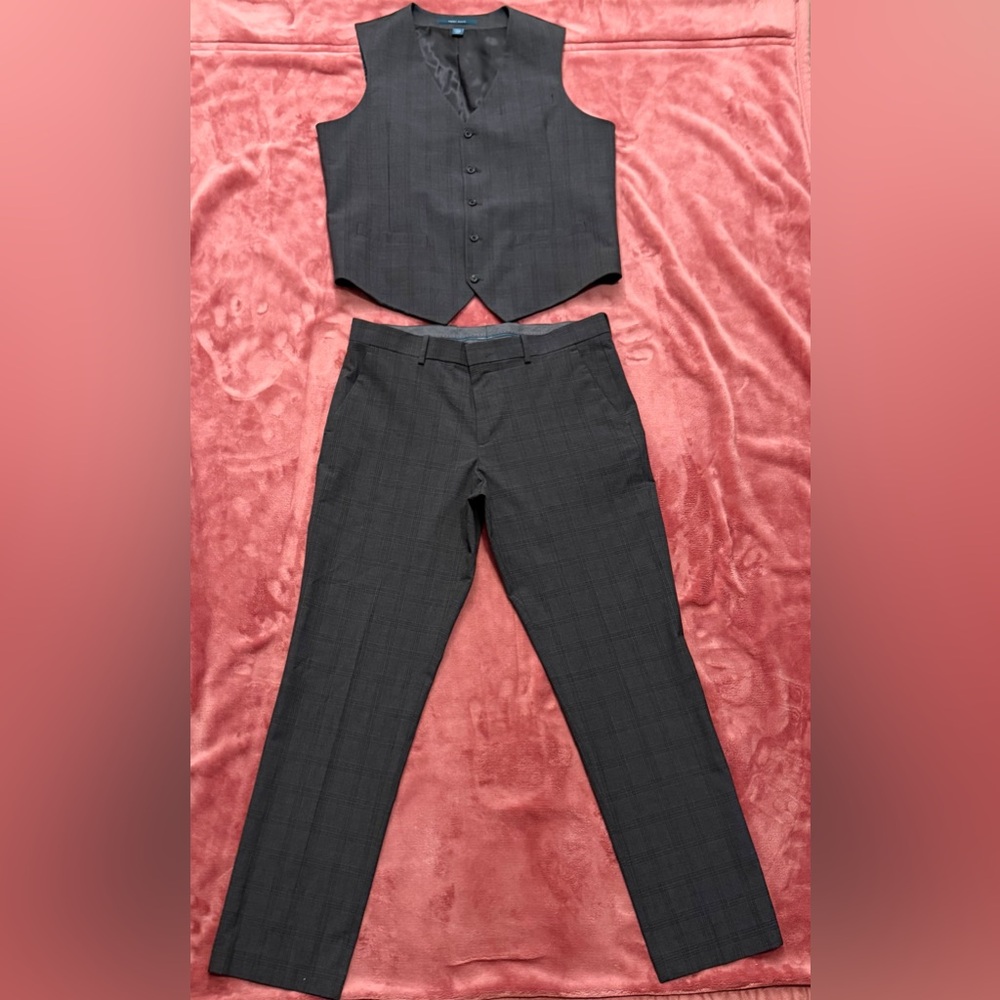 Perry Ellis Men’s Charcoal Gray Vest and Pants Set
34x30XL